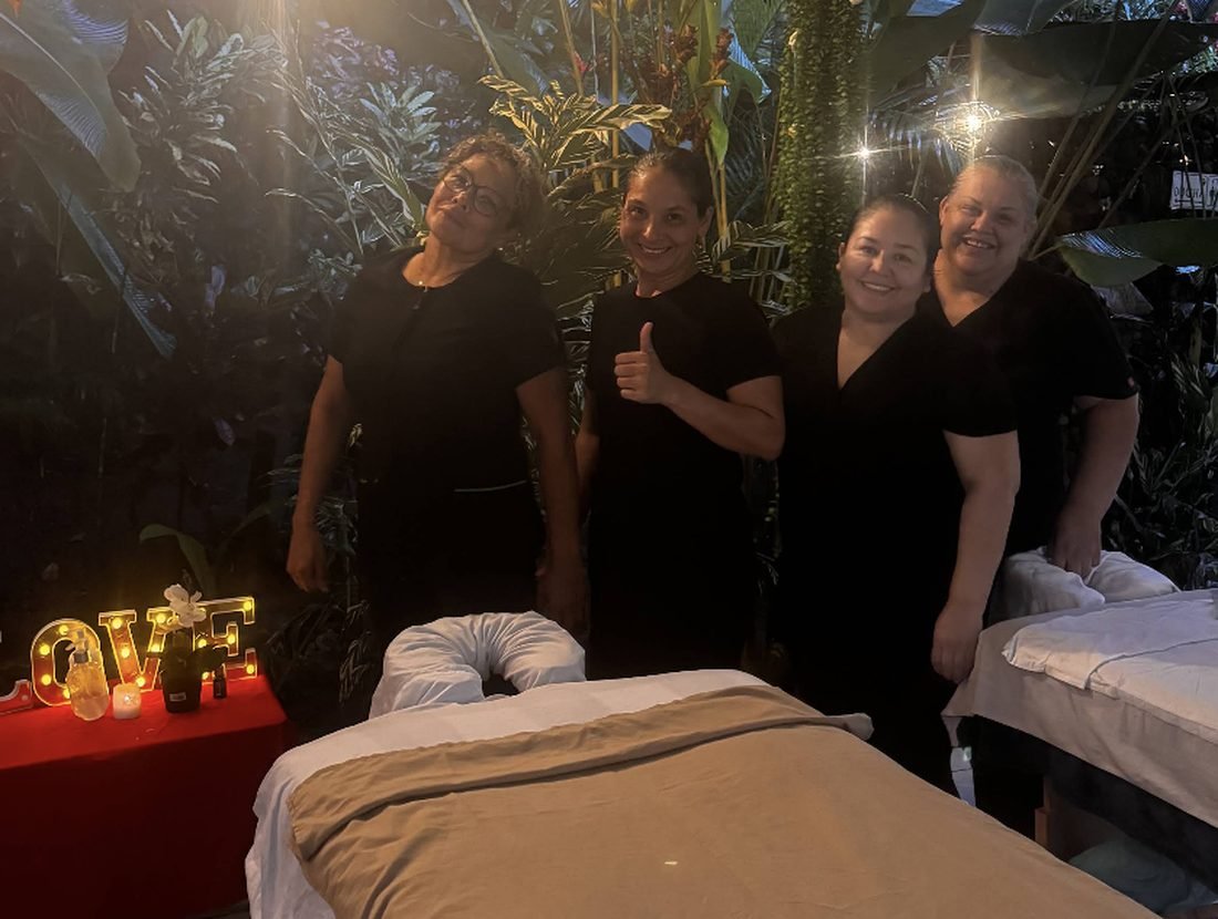 Terapeutas de Oasis Spa dando un masaje al aire libre
