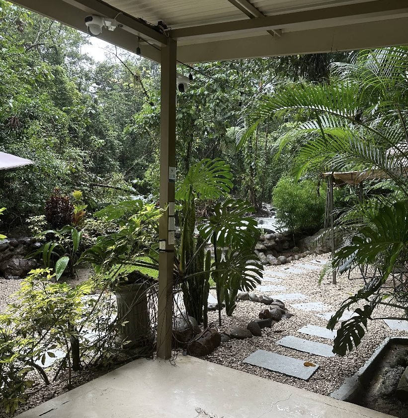 Sendero de piedra hacia el río en Oasis Spa