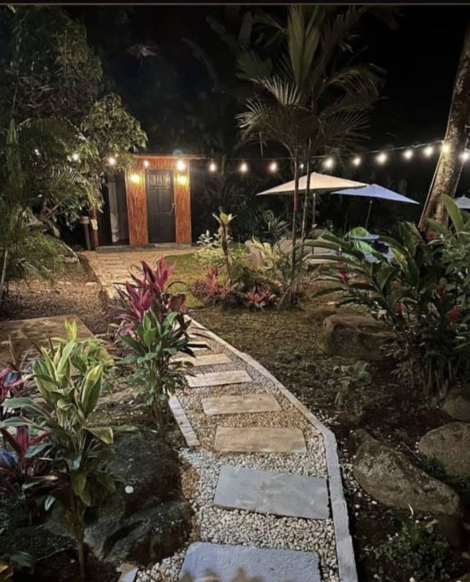 Jardín iluminado de noche en Oasis Spa