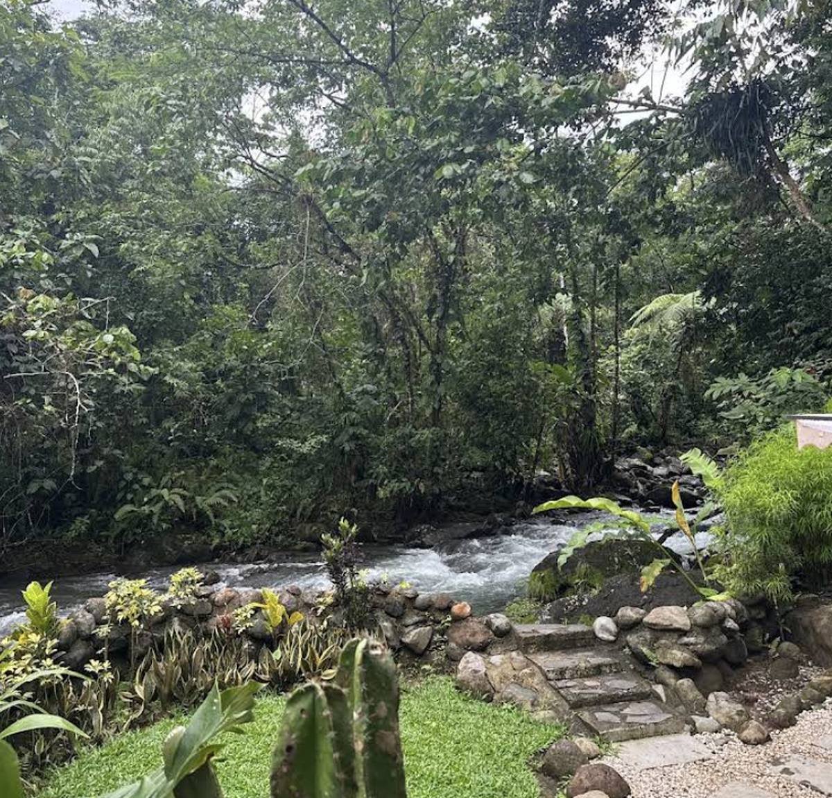 Camillas de masaje al aire libre junto al río en Oasis Spa, La Fortuna